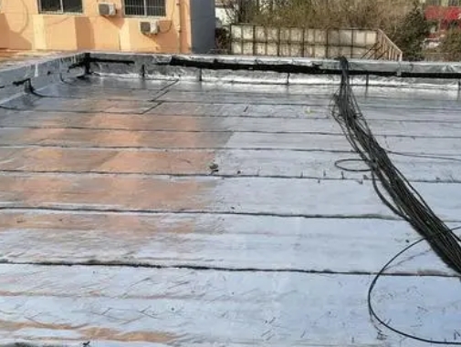 肥东卫生间漏水维修公司分享下肥东屋面楼顶防水刚性防水层施工要点。